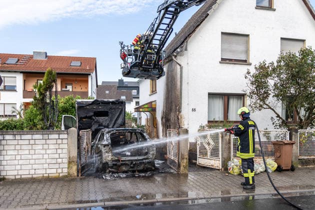 Electric Vehicle Engulfed in Flames; Fire Spreads to RV and House; Roof Saved at the Last Minute In Seligenstadt on August 5, 2026, at around 8:30 a.m., an el