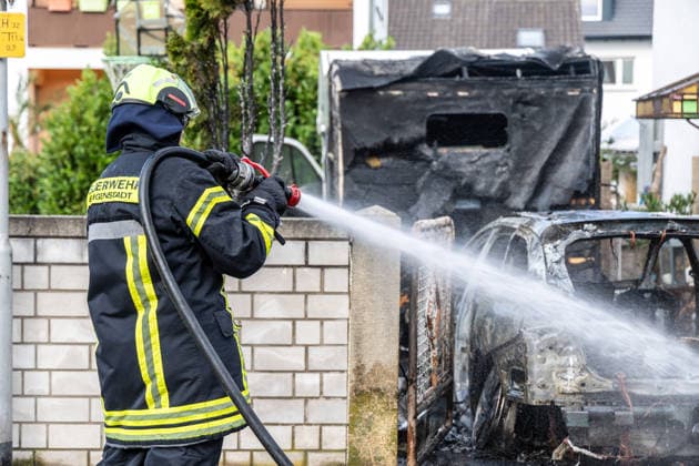 Electric Vehicle Engulfed in Flames; Fire Spreads to RV and House; Roof Saved at the Last Minute In Seligenstadt on August 5, 2026, at around 8:30 a.m., an el