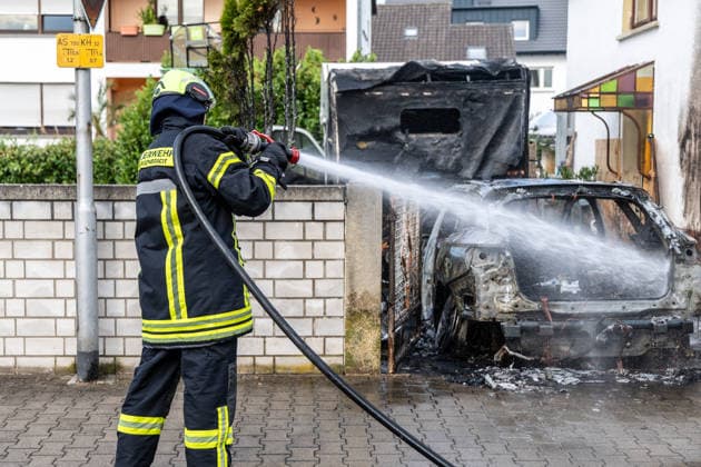 Electric Vehicle Engulfed in Flames; Fire Spreads to RV and House; Roof Saved at the Last Minute In Seligenstadt on August 5, 2026, at around 8:30 a.m., an el
