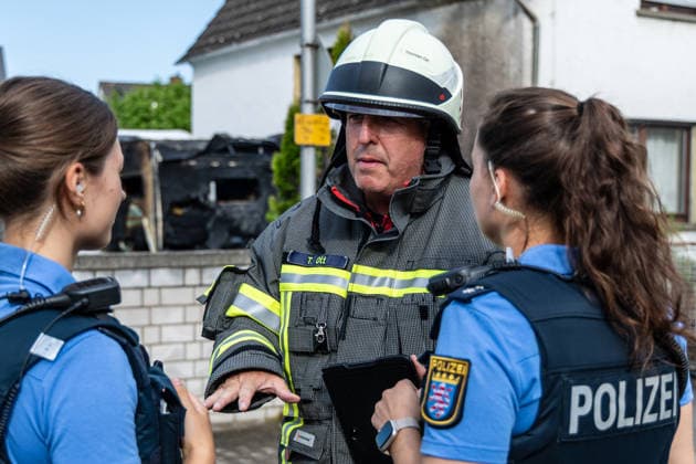 Electric Vehicle Engulfed in Flames; Fire Spreads to RV and House; Roof Saved at the Last Minute In Seligenstadt on August 5, 2026, at around 8:30 a.m., an el