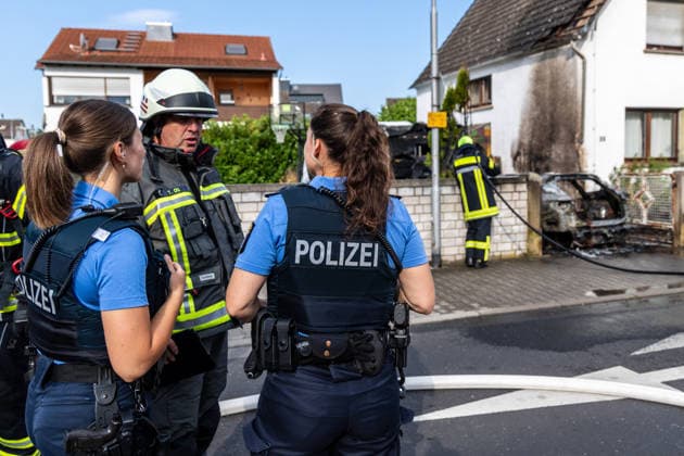Electric Vehicle Engulfed in Flames; Fire Spreads to RV and House; Roof Saved at the Last Minute In Seligenstadt on August 5, 2026, at around 8:30 a.m., an el