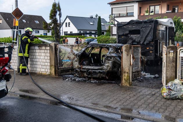 Electric Vehicle Engulfed in Flames; Fire Spreads to RV and House; Roof Saved at the Last Minute In Seligenstadt on August 5, 2026, at around 8:30 a.m., an el