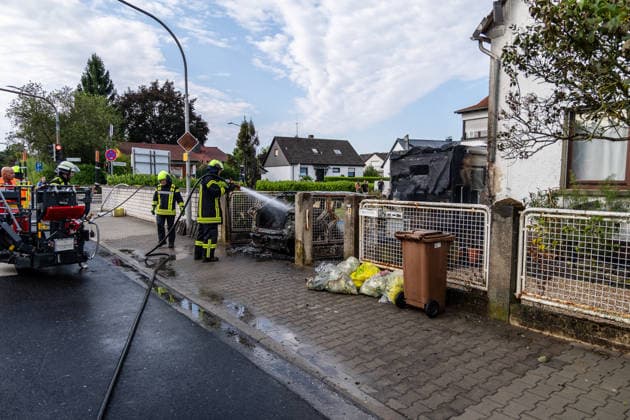 Electric Vehicle Engulfed in Flames; Fire Spreads to RV and House; Roof Saved at the Last Minute In Seligenstadt on August 5, 2026, at around 8:30 a.m., an el