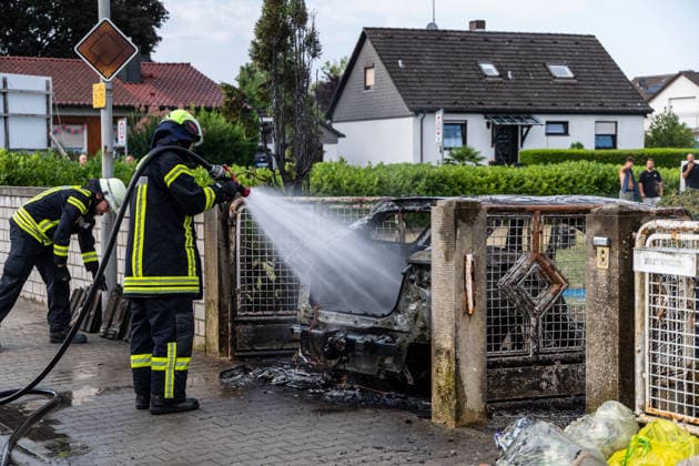 Electric Vehicle Engulfed in Flames; Fire Spreads to RV and House; Roof Saved at the Last Minute In Seligenstadt on August 5, 2026, at around 8:30 a.m., an el