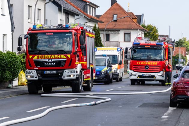 Electric Vehicle Engulfed in Flames; Fire Spreads to RV and House; Roof Saved at the Last Minute In Seligenstadt on August 5, 2026, at around 8:30 a.m., an el