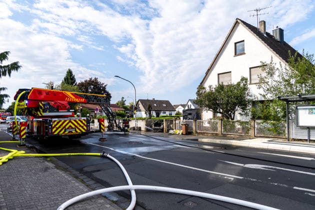 Electric Vehicle Engulfed in Flames; Fire Spreads to RV and House; Roof Saved at the Last Minute In Seligenstadt on August 5, 2026, at around 8:30 a.m., an el