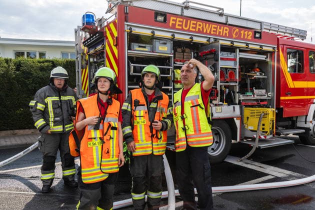 Electric Vehicle Engulfed in Flames; Fire Spreads to RV and House; Roof Saved at the Last Minute In Seligenstadt on August 5, 2026, at around 8:30 a.m., an el