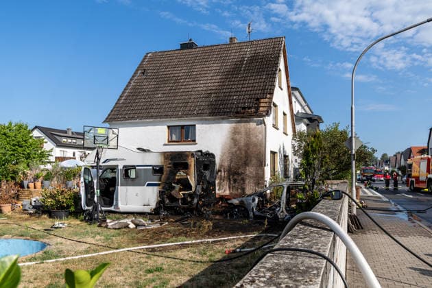 Electric Vehicle Engulfed in Flames; Fire Spreads to RV and House; Roof Saved at the Last Minute In Seligenstadt on August 5, 2026, at around 8:30 a.m., an el