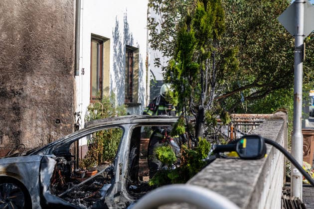 Electric Vehicle Engulfed in Flames; Fire Spreads to RV and House; Roof Saved at the Last Minute In Seligenstadt on August 5, 2026, at around 8:30 a.m., an el