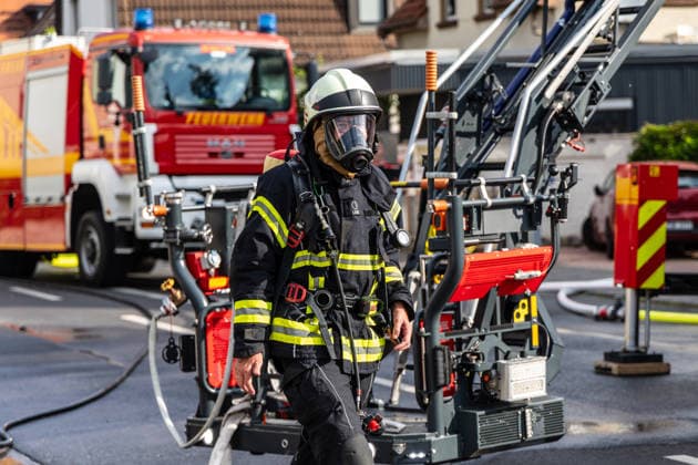 Electric Vehicle Engulfed in Flames; Fire Spreads to RV and House; Roof Saved at the Last Minute In Seligenstadt on August 5, 2026, at around 8:30 a.m., an el