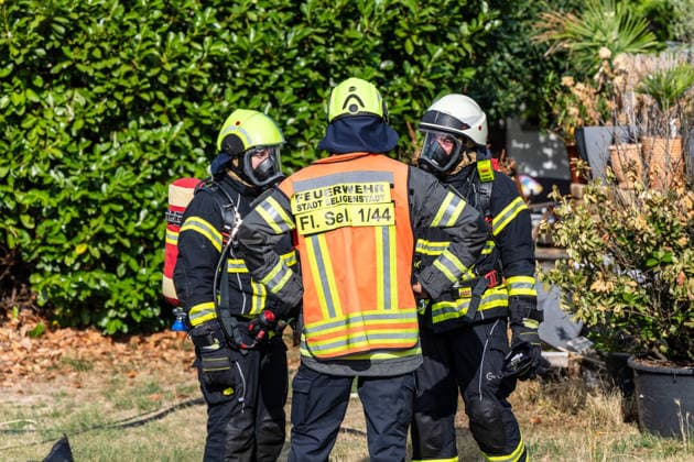 Electric Vehicle Engulfed in Flames; Fire Spreads to RV and House; Roof Saved at the Last Minute In Seligenstadt on August 5, 2026, at around 8:30 a.m., an el