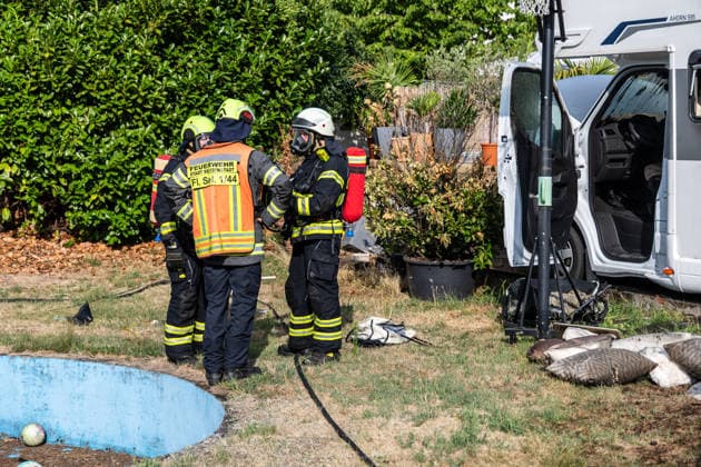 Electric Vehicle Engulfed in Flames; Fire Spreads to RV and House; Roof Saved at the Last Minute In Seligenstadt on August 5, 2026, at around 8:30 a.m., an el