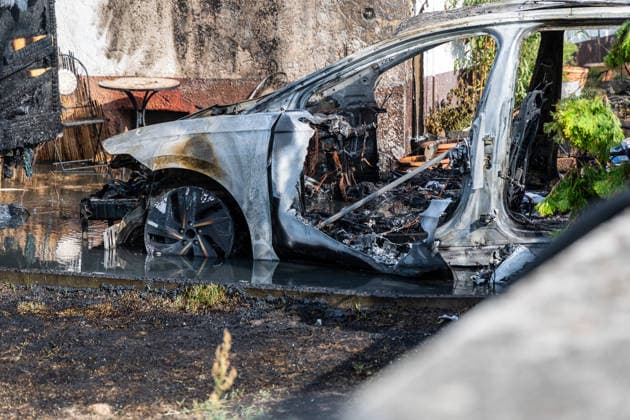 Electric Vehicle Engulfed in Flames; Fire Spreads to RV and House; Roof Saved at the Last Minute In Seligenstadt on August 5, 2026, at around 8:30 a.m., an el