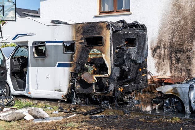 Electric Vehicle Engulfed in Flames; Fire Spreads to RV and House; Roof Saved at the Last Minute In Seligenstadt on August 5, 2026, at around 8:30 a.m., an el
