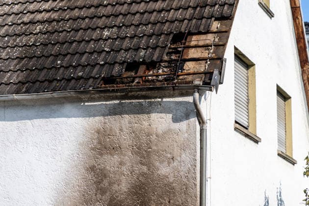 Electric Vehicle Engulfed in Flames; Fire Spreads to RV and House; Roof Saved at the Last Minute In Seligenstadt on August 5, 2026, at around 8:30 a.m., an el