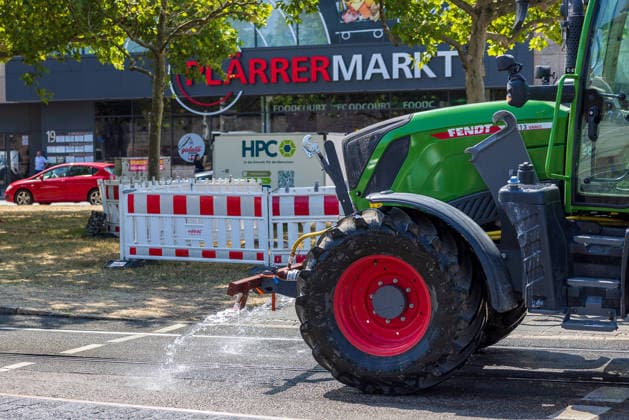 Extreme Weather and Heat Wave in Nuremberg, August 5, 2026: A Fendt tractor is spraying water on tram tracks in the extreme heat to prevent the bitumen from peeling off. This is intended to keep tram service running during the heat wave. Nuremberg, Bavaria, Germany 20260805-286A4229-M4000