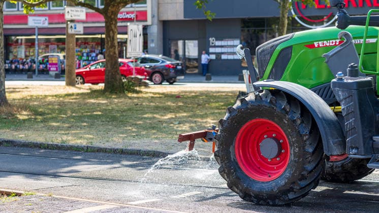 Extreme Weather and Heat Wave in Nuremberg, August 5, 2026 A Fendt tractor is using water to cool the tram tracks to prevent the asphalt from peeling during the extreme temperatures and to keep tram service running. Nuremberg, Bavaria, Germany 20260805-286A4230-M4000