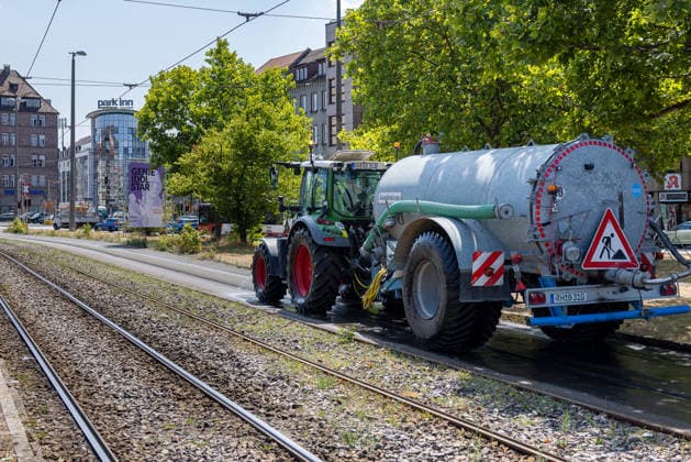 Extreme Weather and Heat Wave in Nuremberg, August 5, 2026 A tractor with a tank trailer is cooling the tram tracks with water amid extreme heat, to prevent the bitumen from peeling off and to keep tram service running. The measure is intended to prevent a recurrence of the damage caused by the previous heat wave. Nuremberg, Bavaria, Germany 20260805-286A4233-M4000