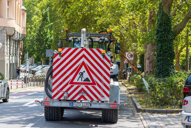 Extreme Weather and Heat Wave in Nuremberg, August 5, 2026 A municipal vehicle with warning markings is watering trees in the city center along the Prinzregentenufer. The operation is taking place amid ongoing heat and drought. Nuremberg, Bavaria, Germany 20260805-286A4252-M4000