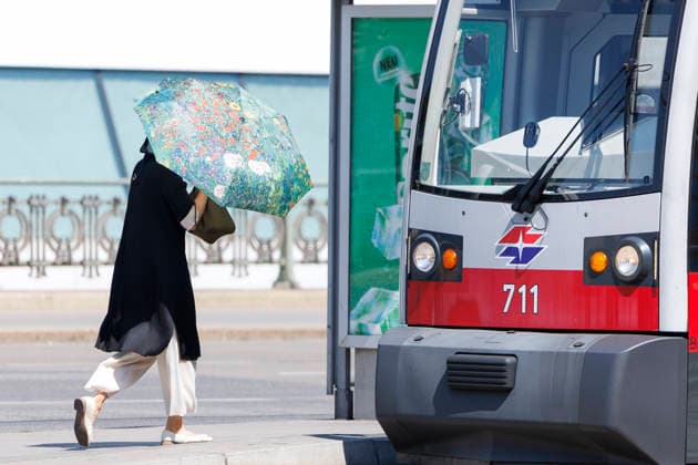 Heatwave in Austria: On-location report from Vienna s city centre Am Nachmittag gegen 14:50 Uhr wurde mit 41 Grad Celsius in Stammersdorf bei Wien die höchste, in Österreich jemals gemessen Temperatur seit Beginn der Messungen verzeichnet. Im Bild: Eine Passantin mit Sonnenschirm, am 04. August 2026 am Schwedenplatz in Wien.