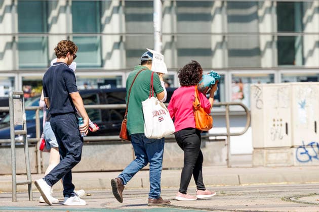 Heatwave in Austria: On-location report from Vienna s city centre Am Nachmittag gegen 14:50 Uhr wurde mit 41 Grad Celsius in Stammersdorf bei Wien die höchste, in Österreich jemals gemessen Temperatur seit Beginn der Messungen verzeichnet. Im Bild: Passante n schützen sich vor der Hitze, aufgenommen am 04. August 2026 am Schwedenplatz in Wien.