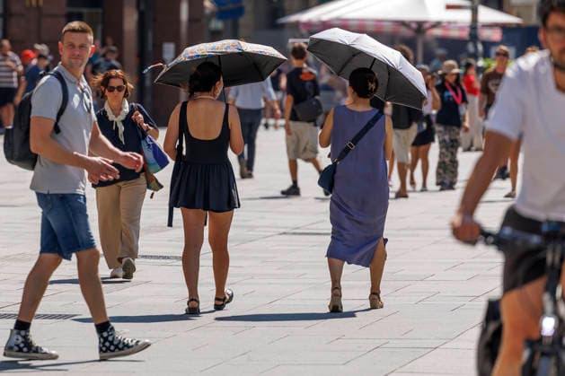 Heatwave in Austria: On-location report from Vienna s city centre Am Nachmittag gegen 14:50 Uhr wurde mit 41 Grad Celsius in Stammersdorf bei Wien die höchste, in Österreich jemals gemessen Temperatur seit Beginn der Messungen verzeichnet. Im Bild: Passanten schützen sich mit Sonnenschirmen, aufgenommen am 04. August 2026 am Stephansplatz in Wien.