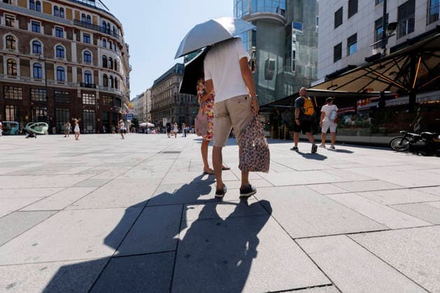 Heatwave in Austria: On-location report from Vienna s city centre Am Nachmittag gegen 14:50 Uhr wurde mit 41 Grad Celsius in Stammersdorf bei Wien die höchste, in Österreich jemals gemessen Temperatur seit Beginn der Messungen verzeichnet. Im Bild: Passanten schützen sich mit Sonnenschirmen, aufgenommen am 04. August 2026 am Stephansplatz in Wien.