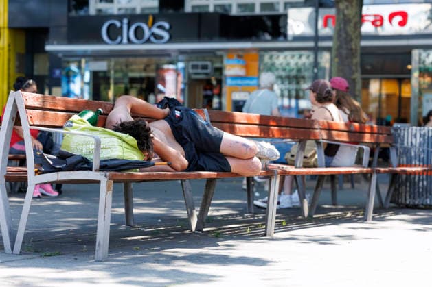 Heatwave in Austria: On-location report from Vienna s city centre Am Nachmittag gegen 14:50 Uhr wurde mit 41 Grad Celsius in Stammersdorf bei Wien die höchste, in Österreich jemals gemessen Temperatur seit Beginn der Messungen verzeichnet. Im Bild: Ein obdachlose Person sucht Schutz im Schatten einer Parkbank, aufgenommen, am 04. August 2026 am Schwedenplatz in Wien.