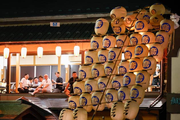August 5, 2026, Akita, Japan: Visitors admire participants balancing bamboo poles adorned with paper lanterns (kanto) during the Akita Kanto Festival in Akita City. The annual event is one of the Tohoku region s three great festivals, where street performers skillfully balance over 270 towering bamboo poles (with the largest measuring 12 meters and weighing 50 kilograms) adorned with up to 46 candle-lit paper lanterns on their hands, shoulders, and foreheads to the rhythmic chant of dokkoisho. The festival runs from August 3 to 6. Akita Japan  - ZUMAm191 20260805_aap_m191_008 Copyright: xRodrigoxReyesxMarinx