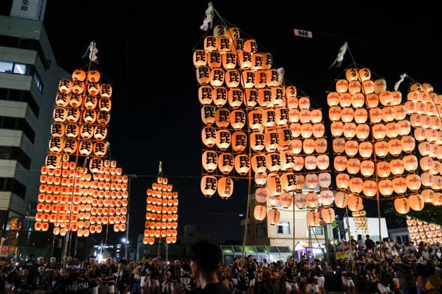 August 5, 2026, Akita, Japan: Participants balance bamboo poles adorned with paper lanterns (kanto) on their shoulders during the Akita Kanto Festival in Akita City. The annual event is one of the Tohoku region s three great festivals, where street performers skillfully balance over 270 towering bamboo poles (with the largest measuring 12 meters and weighing 50 kilograms) adorned with up to 46 candle-lit paper lanterns on their hands, shoulders, and foreheads to the rhythmic chant of dokkoisho. The festival runs from August 3 to 6. Akita Japan  - ZUMAm191 20260805_aap_m191_030 Copyright: xRodrigoxReyesxMarinx