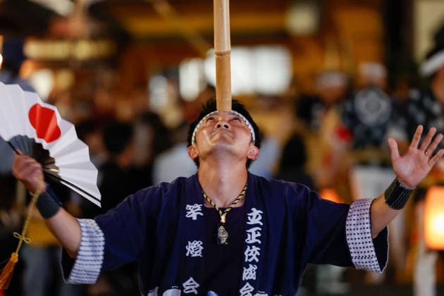 August 5, 2026, Akita, Japan: A participant balances a bamboo pole adorned with paper lanterns (kanto) on his forehead during the Akita Kanto Festival in Akita City. The annual event is one of the Tohoku region s three great festivals, where street performers skillfully balance over 270 towering bamboo poles (with the largest measuring 12 meters and weighing 50 kilograms) adorned with up to 46 candle-lit paper lanterns on their hands, shoulders, and foreheads to the rhythmic chant of dokkoisho. The festival runs from August 3 to 6. Akita Japan  - ZUMAm191 20260805_aap_m191_031 Copyright: xRodrigoxReyesxMarinx