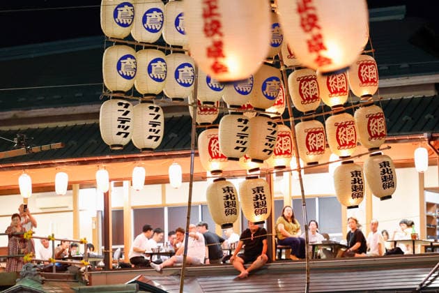 August 5, 2026, Akita, Japan: Visitors admire participants balancing bamboo poles adorned with paper lanterns (kanto) during the Akita Kanto Festival in Akita City. The annual event is one of the Tohoku region s three great festivals, where street performers skillfully balance over 270 towering bamboo poles (with the largest measuring 12 meters and weighing 50 kilograms) adorned with up to 46 candle-lit paper lanterns on their hands, shoulders, and foreheads to the rhythmic chant of dokkoisho. The festival runs from August 3 to 6. Akita Japan - ZUMAm191 20260805_aap_m191_005 Copyright: xRodrigoxReyesxMarinx