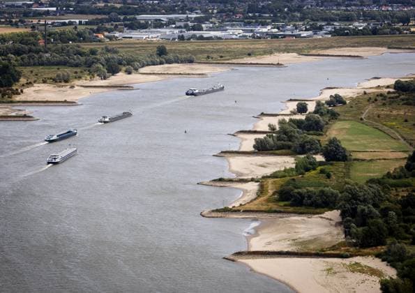 NIJMEGEN - Aerial photo of dry riverbeds due to low water levels. It will remain drier and warmer than average in the coming weeks as well. This means, among other things, that the discharge of the Rhine will remain extremely low. Groundwater levels are also low to extremely low. No significant precipitation is expected for the time being, including in other countries through which the Rhine flows. SEM VAN DER WAL ANP netherlands out - belgium out  Copyright: xx x564919928x originalFilename: 564919928.jpg
