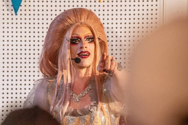 Drag queen Vicky Voyage at a children’s book reading at the Augsburg City Library; meanwhile, a protest linked to the AfD is taking place outside the library, Augsburg, August 5, 2026, Germany, Augsburg, August 5, 2026, Drag qu