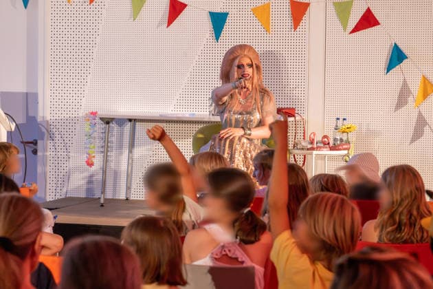 Drag queen Vicky Voyage at a children’s book reading at the Augsburg City Library; meanwhile, a protest linked to the AfD is taking place outside the library, Augsburg, August 5, 2026, Germany, Augsburg, August 5, 2026,