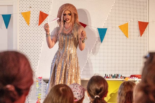 Drag queen Vicky Voyage at a children’s book reading at the Augsburg City Library; meanwhile, a protest linked to the AfD is taking place outside the library, Augsburg, August 5, 2026, Germany, Augsburg, August 5, 2026, Drag qu