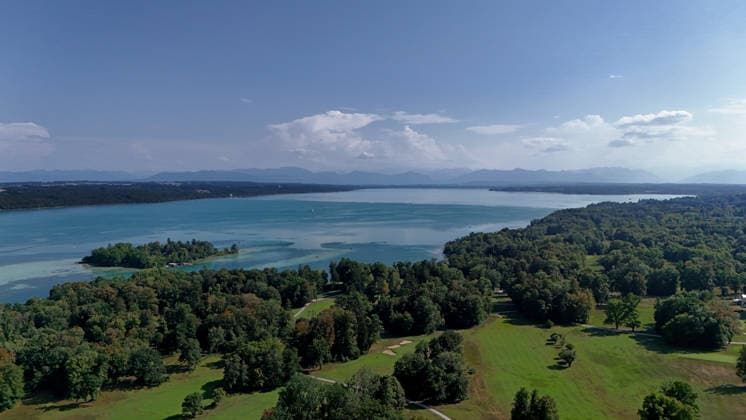 ATTENTION: THIS IMAGE MAY BE USED FOR EDITORIAL PURPOSES ONLY A summer day in Feldafing, Feldafinger Park, Starnberg District. Here is a view of Lake Starnberg and Roseninsel; on the horizon, the Alps with thunderclouds; summer, summer weather, heat, perfect weather for an outing, swimming, biking, hiking, walking, Munich’s surrounding area, day-trippers