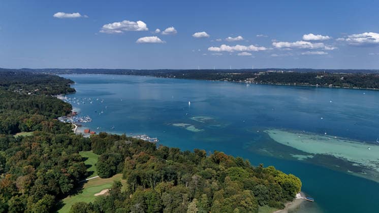 ATTENTION: THIS IMAGE MAY BE USED FOR EDITORIAL PURPOSES ONLY. A summer day in Feldafing, Feldafinger Park, Starnberg District. Here is a view of Lake Starnberg looking north toward Possenhofen, summer, summer weather, heat, perfect weather for an outing, swimming, biking, hiking, walking, Munich area, day-trippers