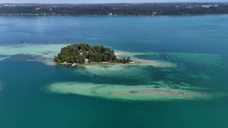 ATTENTION: THIS IMAGE MAY BE USED FOR EDITORIAL PURPOSES ONLY A summer day in Feldafing, Feldafinger Park, Starnberg District. Here is a view of Lake Starnberg and Roseninsel, deep and shallow areas in the water, summer, summer weather, heat, perfect weather for an outing, bathing, swimming, biking, hiking, walking, Munich’s surrounding area, day-trippers