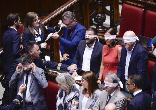 IPP Photo by Marco Mattei, Rome, August 5, 2026: Chamber of Deputies debate and vote on the authorization to seize Delmastro’s chat records. Pictured: the AVS protest, with deputies covering their eyes with blindfolds. Italy Photo Press World Copyright