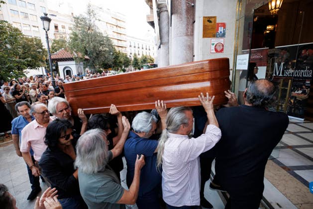 Granada Bids Farewell to Flamenco Guitarist Pepe Habichuela The coffin of guitarist Pepe Habichuela is carried on the shoulders of his family members to the funeral chapel set up at the Isabel la Católica Municipal Theater in Granada, his hometown. August 5, 2026, in Granada, Andalusia, Spain. Guitarist José Antonio Carmona, known as Pepe Habichuela (Granada, 1944), passed away this Tuesday at the age of 82 in Madrid after two years away from the stage due to illness. The musician was awarded the Medal of Merit in Fine Arts in 2018, and last February the government conferred upon him the Grand Cross of the Civil Order of Alfonso X the Wise, and described him as one of the most influential figures in contemporary flamenco guitar. AUGUST 5,  Copyright: xÃlexxCamarax 7703067