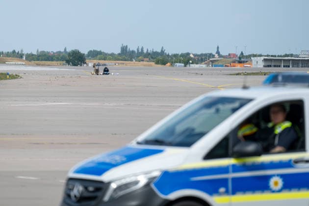 Schkeuditz - Sprengstoff an Drohne: Generalstaatsanwaltschaft übernimmt Ermittlungen am Flughafen Leipzig 05.08.2026 gegen 15 Uhr Schkeuditz, Flughafen Leipzig Halle Nach dem Fund einer Drohne mit einer unbekannten Sprengvorrichtung am Flughafen Leipzig Halle haben die Zentralstelle Extremismus Sachsen und das Landeskriminalamt die Ermittlungen übernommen. Die Drohne war in der Nacht zum Mittwoch im Sicherheitsbereich des Frachtflugbetriebs nahe der Südpiste entdeckt worden. Spezialkräfte der Bundespolizei entfernten den Zünder des Sprengvorsatzes. Ein mutmaßlich zweites unbekanntes Flugobjekt soll zudem mit einem Frachtflugzeug kollidiert sein, das wegen der Sperrung der Landebahn durchstarten musste. Nach der späteren Landung in H Copyright: xEHLxMediax 20260805_drohne-flughafe-leipzig-tag_11