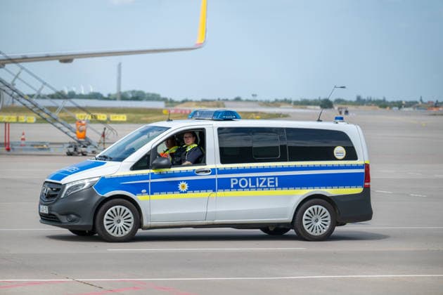 Schkeuditz - Sprengstoff an Drohne: Generalstaatsanwaltschaft übernimmt Ermittlungen am Flughafen Leipzig 05.08.2026 gegen 15 Uhr Schkeuditz, Flughafen Leipzig Halle Nach dem Fund einer Drohne mit einer unbekannten Sprengvorrichtung am Flughafen Leipzig Halle haben die Zentralstelle Extremismus Sachsen und das Landeskriminalamt die Ermittlungen übernommen. Die Drohne war in der Nacht zum Mittwoch im Sicherheitsbereich des Frachtflugbetriebs nahe der Südpiste entdeckt worden. Spezialkräfte der Bundespolizei entfernten den Zünder des Sprengvorsatzes. Ein mutmaßlich zweites unbekanntes Flugobjekt soll zudem mit einem Frachtflugzeug kollidiert sein, das wegen der Sperrung der Landebahn durchstarten musste. Nach der späteren Landung in H Copyright: xEHLxMediax 20260805_drohne-flughafe-leipzig-tag_12