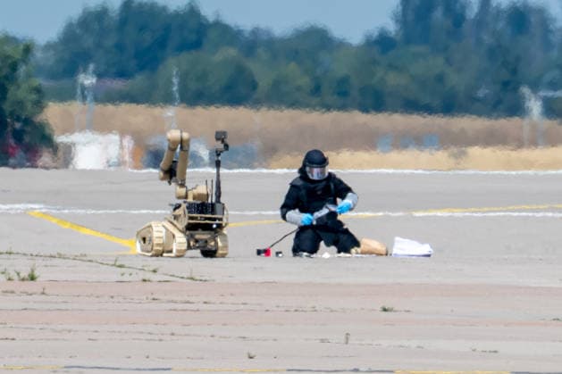 Schkeuditz - Sprengstoff an Drohne: Generalstaatsanwaltschaft übernimmt Ermittlungen am Flughafen Leipzig 05.08.2026 gegen 15 Uhr Schkeuditz, Flughafen Leipzig Halle Nach dem Fund einer Drohne mit einer unbekannten Sprengvorrichtung am Flughafen Leipzig Halle haben die Zentralstelle Extremismus Sachsen und das Landeskriminalamt die Ermittlungen übernommen. Die Drohne war in der Nacht zum Mittwoch im Sicherheitsbereich des Frachtflugbetriebs nahe der Südpiste entdeckt worden. Spezialkräfte der Bundespolizei entfernten den Zünder des Sprengvorsatzes. Ein mutmaßlich zweites unbekanntes Flugobjekt soll zudem mit einem Frachtflugzeug kollidiert sein, das wegen der Sperrung der Landebahn durchstarten musste. Nach der späteren Landung in H Copyright: xEHLxMediax 20260805_drohne-flughafe-leipzig-tag_7