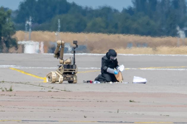 Schkeuditz - Sprengstoff an Drohne: Generalstaatsanwaltschaft übernimmt Ermittlungen am Flughafen Leipzig 05.08.2026 gegen 15 Uhr Schkeuditz, Flughafen Leipzig Halle Nach dem Fund einer Drohne mit einer unbekannten Sprengvorrichtung am Flughafen Leipzig Halle haben die Zentralstelle Extremismus Sachsen und das Landeskriminalamt die Ermittlungen übernommen. Die Drohne war in der Nacht zum Mittwoch im Sicherheitsbereich des Frachtflugbetriebs nahe der Südpiste entdeckt worden. Spezialkräfte der Bundespolizei entfernten den Zünder des Sprengvorsatzes. Ein mutmaßlich zweites unbekanntes Flugobjekt soll zudem mit einem Frachtflugzeug kollidiert sein, das wegen der Sperrung der Landebahn durchstarten musste. Nach der späteren Landung in H Copyright: xEHLxMediax 20260805_drohne-flughafe-leipzig-tag_9