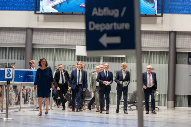 Schkeuditz - Drohnen-Vorfall am Flughafen Leipzig Halle: PK mit Bundesinnenminister Dobrindt und Sachsens Innenminister Schuster 05.08.2026 gegen 21 Uhr Schkeuditz, Flughafen Leipzig Halle im Foto: Nach dem Fund einer Drohne mit einer unbekannten Sprengvorrichtung am Flughafen Leipzig Halle äußerten sich am Mittwochabend Bundesinnenminister Alexander Dobrindt, Sachsens Innenminister Armin Schuster und der Generalstaatsanwalt des Freistaates Sachsen Wolfgang Schwürzer bei einer Pressekonferenz am Flughafen zu dem Vorfall. Zuvor hatte die Zentralstelle Extremismus Sachsen und das Landeskriminalamt die Ermittlungen übernommen. Die Drohne war in der Nacht zum Mittwoch im Sicherheitsbereich des Frachtflugbetriebs nahe der Südpiste entdeck Copyright: xEHLxMedia DietmarxThomasx 20260805_drohne-flughafen-leipzig-pk_3