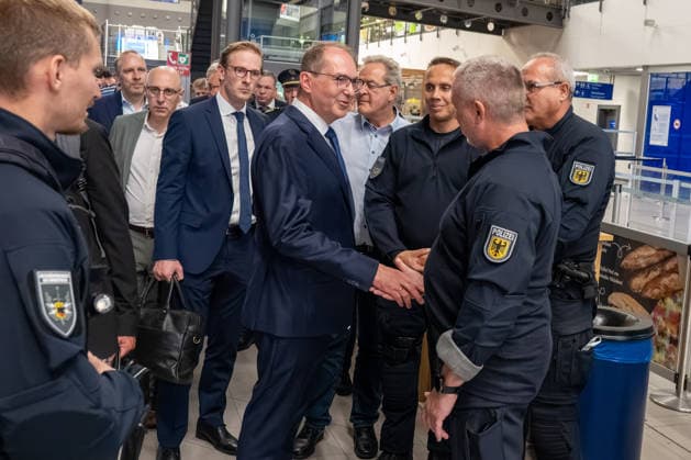 Schkeuditz - Drohnen-Vorfall am Flughafen Leipzig Halle: PK mit Bundesinnenminister Dobrindt und Sachsens Innenminister Schuster 05.08.2026 gegen 21 Uhr Schkeuditz, Flughafen Leipzig Halle im Foto: Nach dem Fund einer Drohne mit einer unbekannten Sprengvorrichtung am Flughafen Leipzig Halle äußerten sich am Mittwochabend Bundesinnenminister Alexander Dobrindt, Sachsens Innenminister Armin Schuster und der Generalstaatsanwalt des Freistaates Sachsen Wolfgang Schwürzer bei einer Pressekonferenz am Flughafen zu dem Vorfall. Zuvor hatte die Zentralstelle Extremismus Sachsen und das Landeskriminalamt die Ermittlungen übernommen. Die Drohne war in der Nacht zum Mittwoch im Sicherheitsbereich des Frachtflugbetriebs nahe der Südpiste entdeck Copyright: xEHLxMedia DietmarxThomasx 20260805_drohne-flughafen-leipzig-pk_21