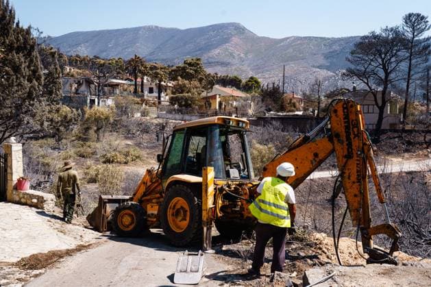 Residents return to wildfire-ravaged homes in western Attica PORTO GERMENO, WEST ATTICA, GREECE AUGUST 5, 2026: Extensive destruction caused by a major wildfire is seen in Porto Germeno, western Attica, four days after the fire swept through the area. More than 50 homes sustained damage ranging from partial destruction to complete collapse. Recovery and assessment operations continue as crews clear debris and inspection teams from Greece s General Secretariat for Natural Disaster Recovery evaluate damaged properties. Parts of the area remain without electricity and running water while restoration efforts continue. Porto Germeno Greece Copyright: x xRomanosxLioutasx xJNAxPressx