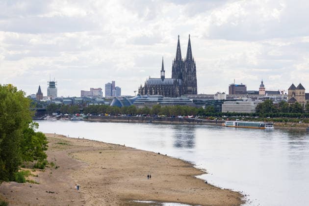 The dried-up Rhine riverbed during record-low water levels in front of Cologne Cathedral; view from the Zoobrücke in Cologne of the dried-up riverbed of the Rhine, with Cologne Cathedral in the background. With a water level of 69 cm at the Cologne gauge, the low water level has reached the previous historic low set on October 23, 2 Copyright: xMarcxJohnx