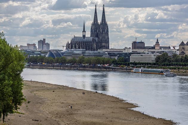 The dried-up Rhine riverbed during record-low water levels in front of Cologne Cathedral; view from the Zoobrücke in Cologne of the dried-up riverbed of the Rhine, with Cologne Cathedral in the background. With a water level of 69 cm at the Cologne gauge, the low water level has reached the previous all-time low set on October 23, 2 Copyright: xMarcxJohnx